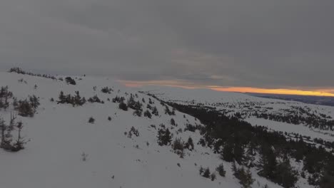 Ariel-Aufnahme-Von-Schneebedeckten-Berghügeln-In-Der-Morgensonne,-Winter-Am-Nordpol