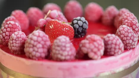 pastel con fresas y bayas en la mesa giratoria