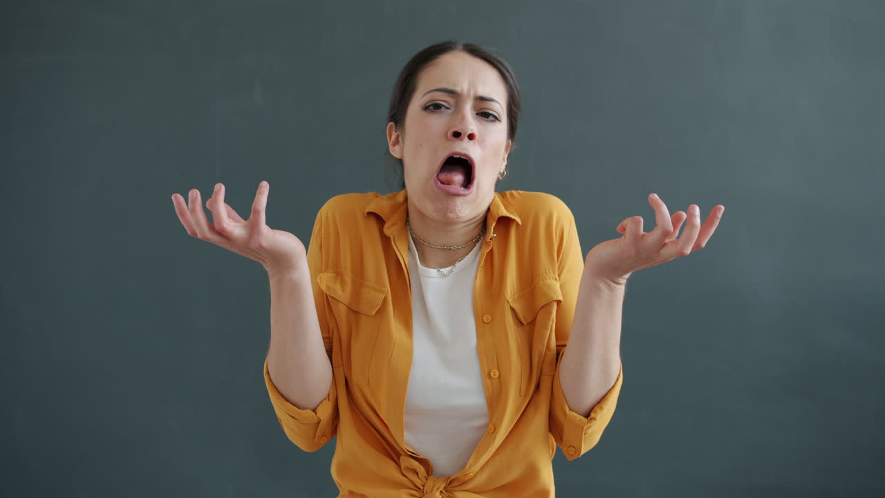 mujer expresando ira y frustración