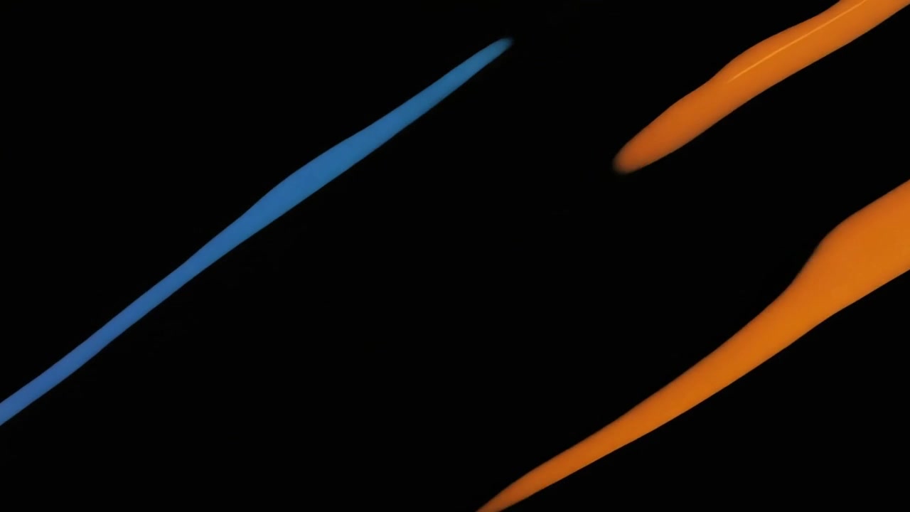Movimento fluido astratto con sfumature vibranti di blu e arancione