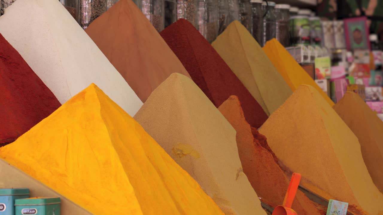 un tiro constante de coloridos mercados de especias en marruecos, una delicia sensorial con una variedad de hierbas aromáticas y condimentos en los animados puestos callejeros de marrakech