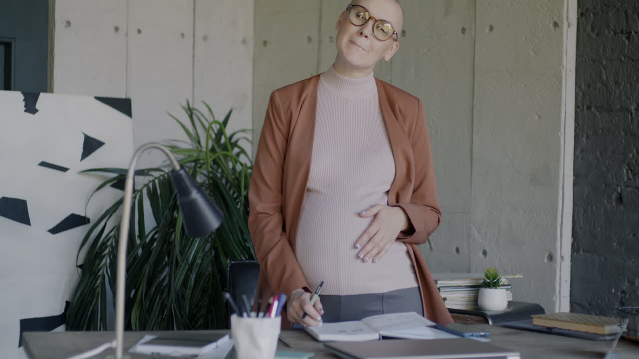 Pregnant businesswoman working in the office