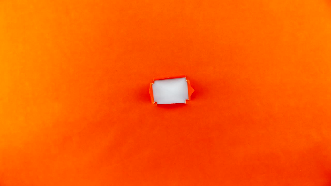 stop motion animation di carta arancione strappata su sfondo bianco