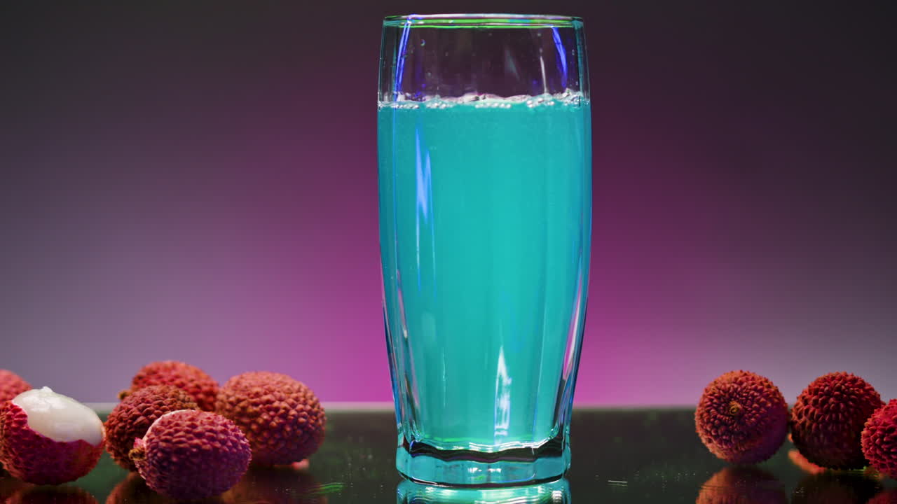 신선한 리치 블루 주스