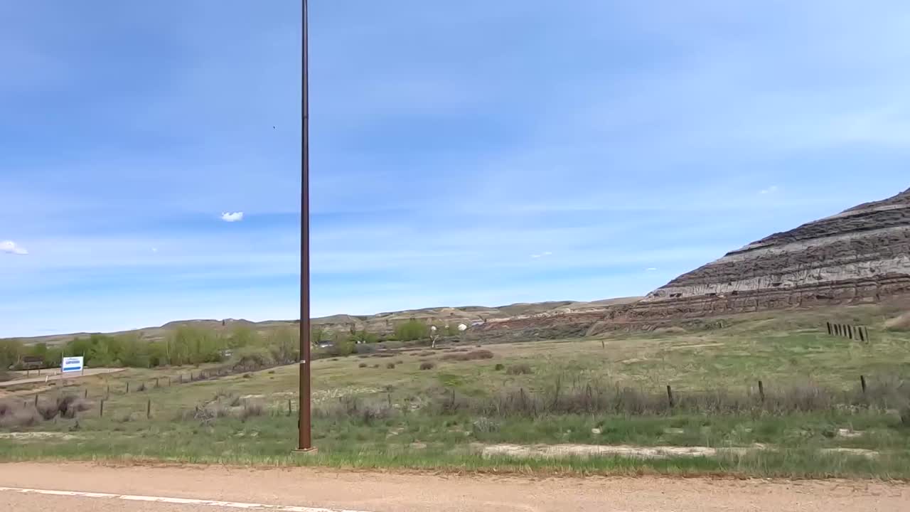 캐나다 앨버타 인근 카운티의 산, 언덕, 나무, 덤불을 바라보며 고속도로를 따라 자동차로 이동