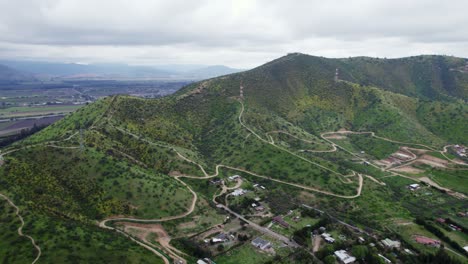 在智利聖地牙哥的pomaire山村沿著蜿蜒的道路的田園風景