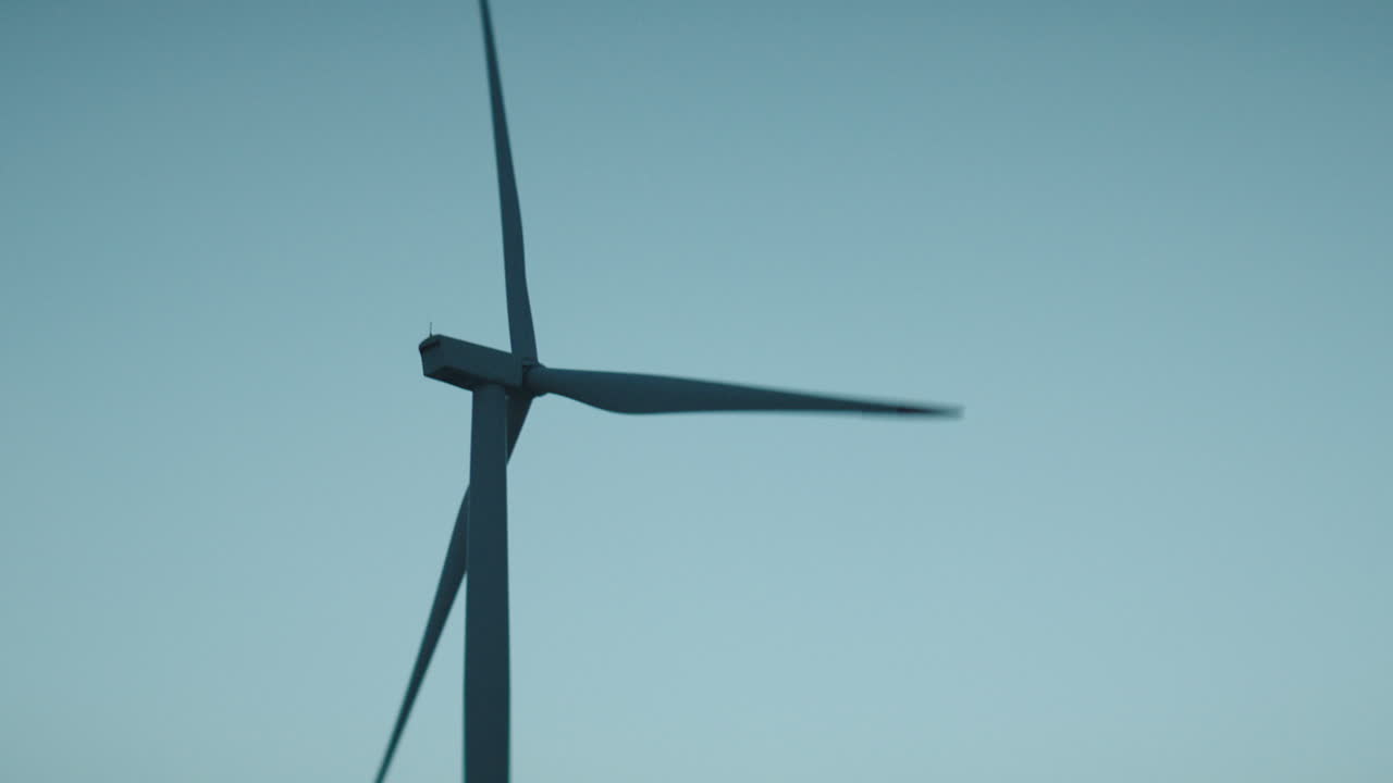 희미한 하늘에 대한 풍력 터빈