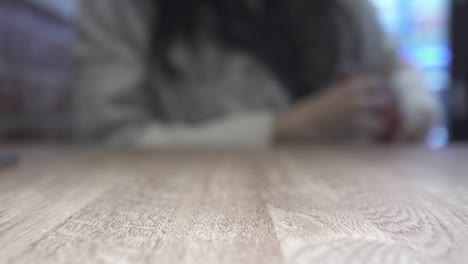 중국 식당에서 휴대전화를 사용하는 여성.