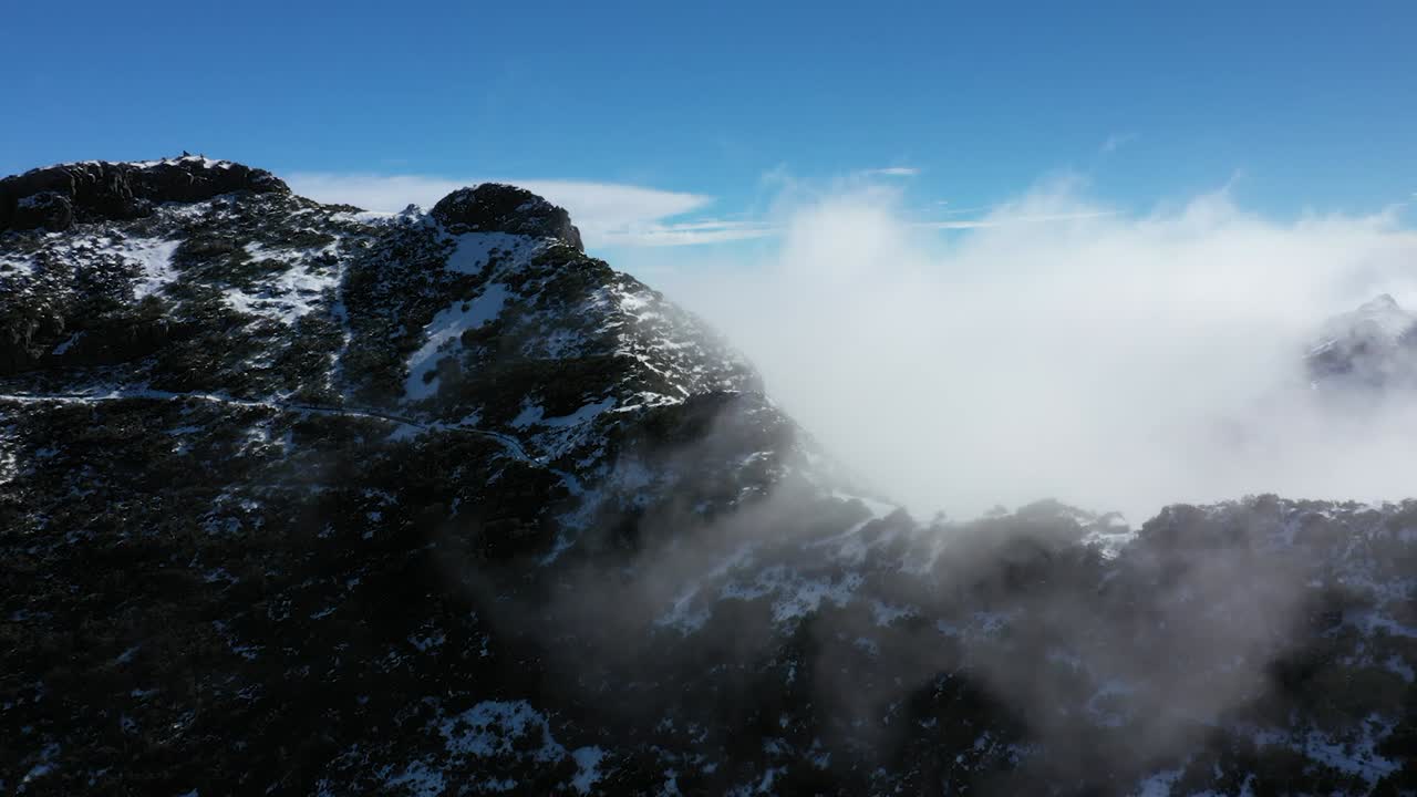 drone volando hacia atrás desde la montaña pico ruivo en madeira