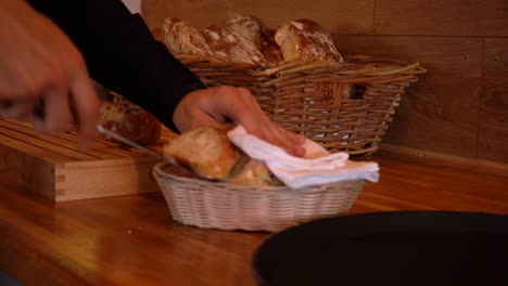 Verschiedene-Aufnahmen-Aus-Einem-Kleinen-Restaurant,-Darunter-Tische,-Lichter,-Büffet,-Alles-Auf-Der-Sony-A7iii-Und-Ronin-S-Aufgenommen