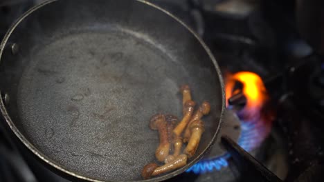 Pilze-In-Einer-Pfanne-In-Zeitlupe-Kochen