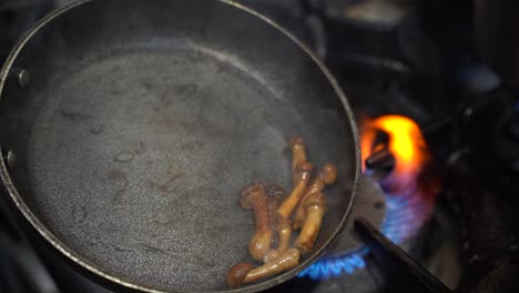 cocinar setas en una sartén en cámara lenta