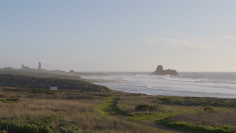 Olas-Ondulantes-A-Lo-Largo-De-La-Costa-Oeste-Con-Un-Primer-Plano-Cubierto-De-Hierba-En-Big-Sur-California