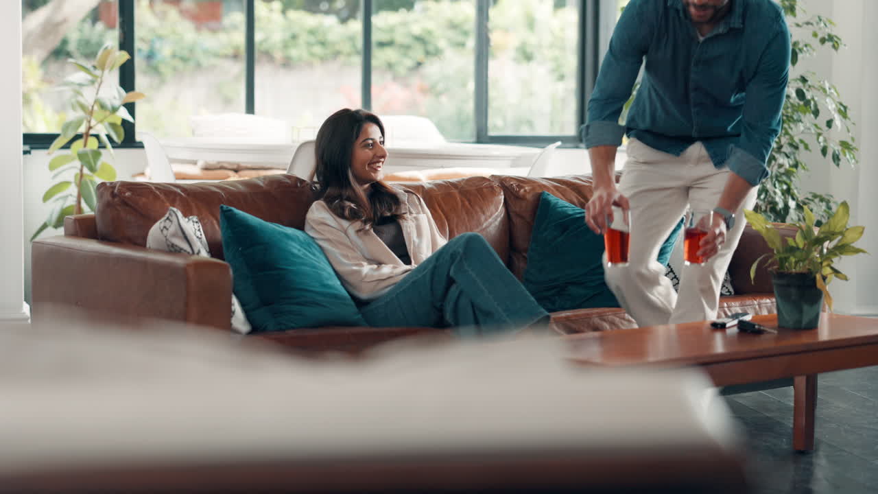 부부는 소파에서 함께 휴식을 취하고 있습니다.