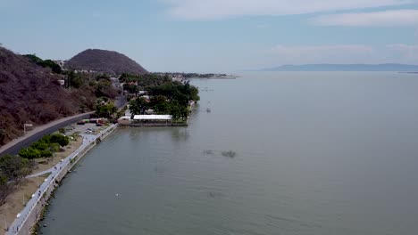 Aufsteigende-Drohnenaufnahmen-Aus-Der-Luft-über-Dem-Chapala-See-Und-Der-Stadt-Chapala-In-Jalisco,-Mexiko