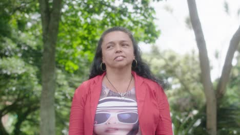 confiada morena al aire libre, su sonrisa hace eco de cuentos de sabiduría en medio de la belleza de la naturaleza