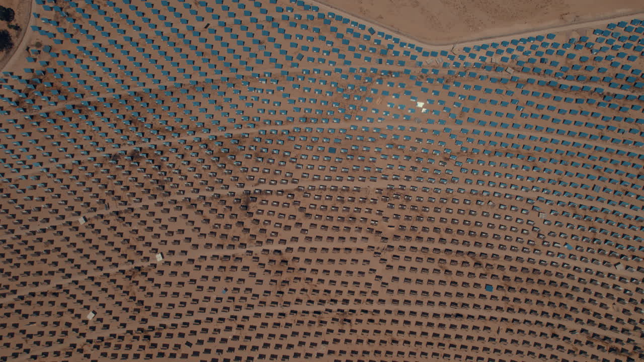 toma aérea de cientos de espejos en una estación de energía solar en la arena del desierto de israel-dron