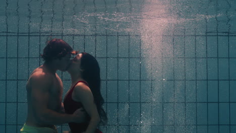 Unterwasserpaar-Küsst-Sich-Im-Schwimmbad-Junge-Verliebte-Menschen-Genießen-Einen-Romantischen-Kuss-Leidenschaftliche-Liebhaber-Im-Wasser-Schwimmend-Mit-Blasen-In-Spielerischer-Intimität