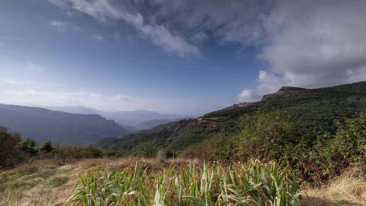vista di un bellissimo paesaggio montano vicino al piccolo villaggio di Cervoles nella Catalogna rurale, Spagna