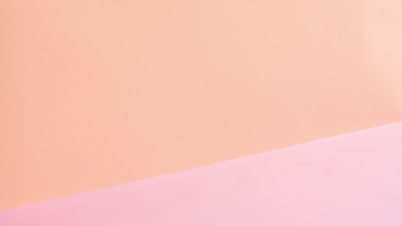 라즈베리와 크림으로 맛있는 귀여운 컵 케이크가 오렌지 분홍색 테마에 줄로 나타납니다. 움직임을 멈추십시오