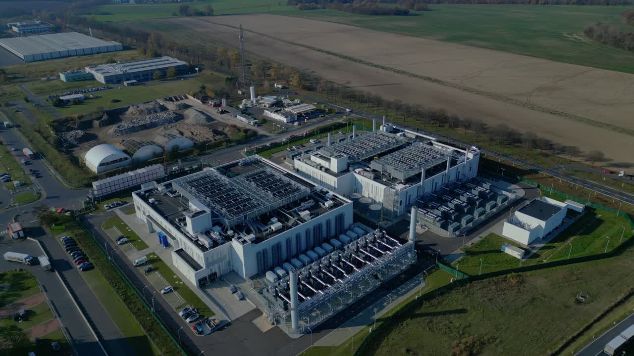 Nyskabende teknologi og futuristisk AI-infrastruktur i et stort datacenter i Tyskland, der behandler global information. Unik droneflyvning i fugleperspektiv.