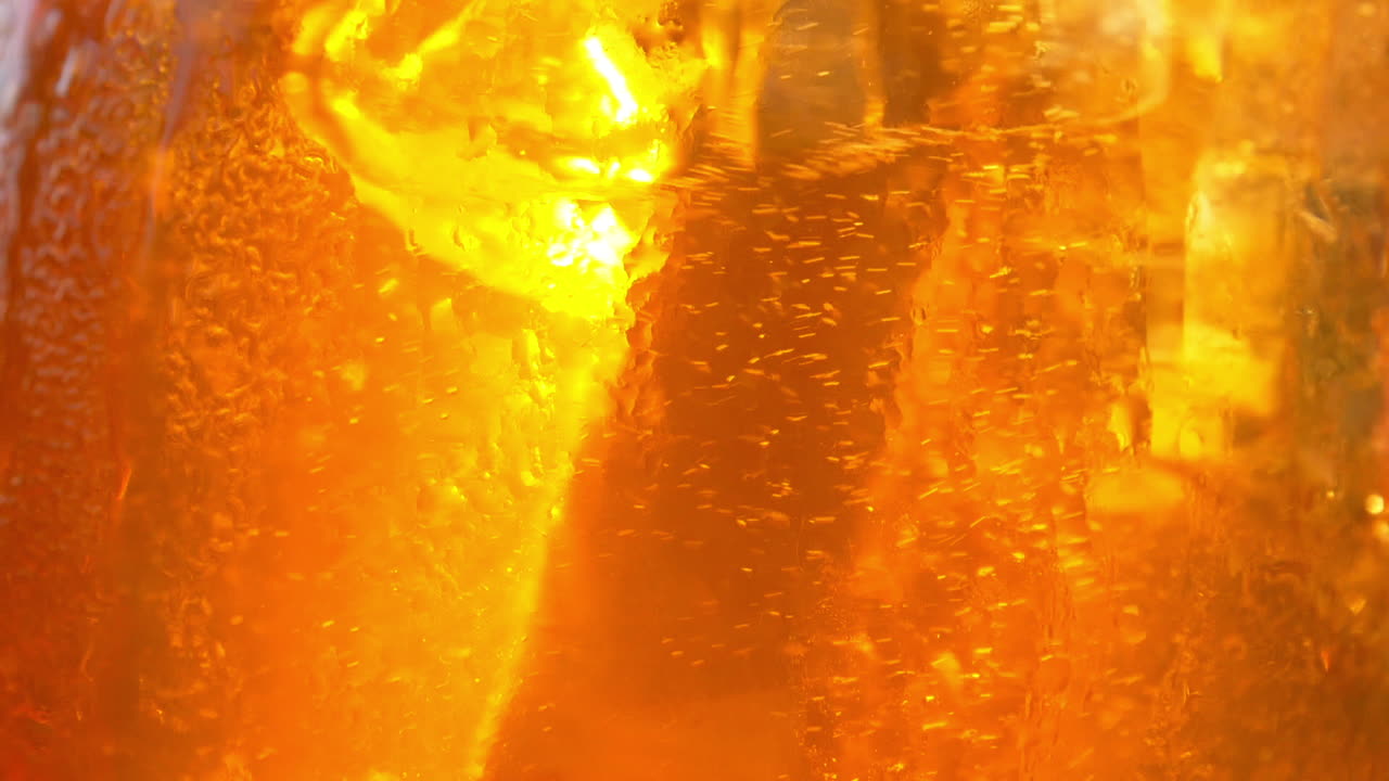 refrescante bebida de naranja al sol - 180fps