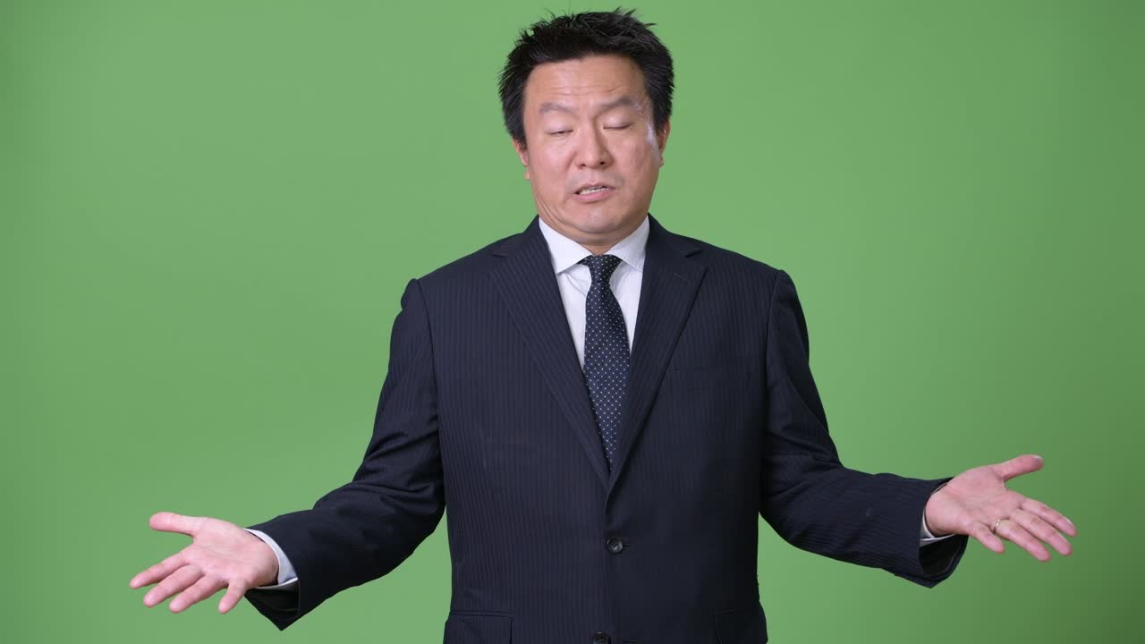 녹색 배경에 성숙한 일본 사업가