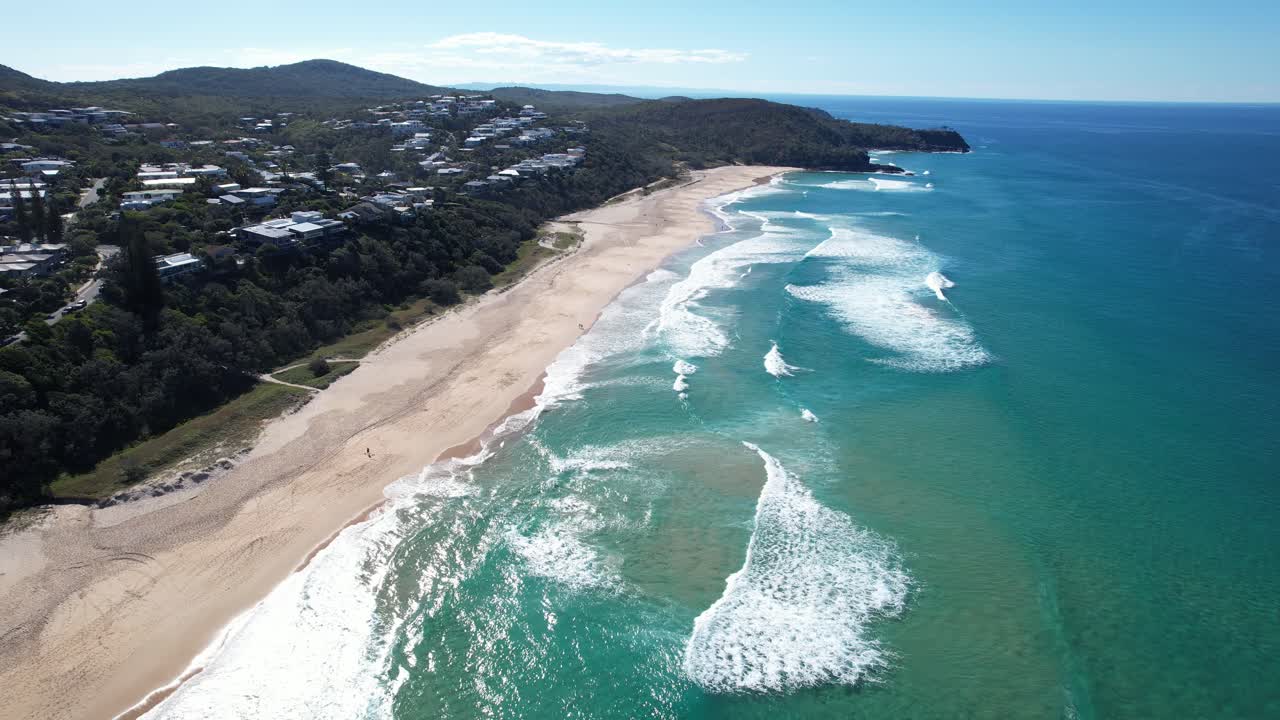 playa soleada con paisaje marino turquesa en queensland, australia - toma aérea de un dron