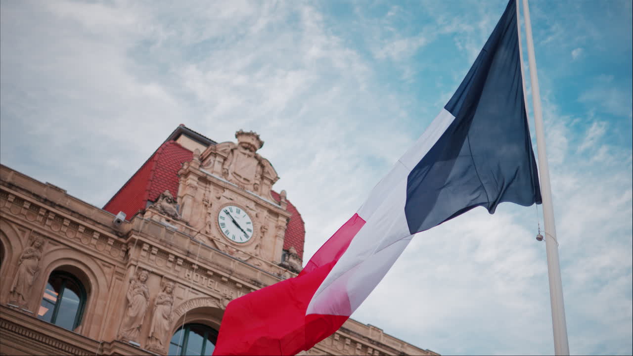 Bandiera francese che sventola di fronte al municipio (Mairie) di Cannes, Francia