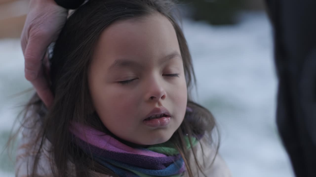 abuelo y nieta divirtiéndose en la nieve