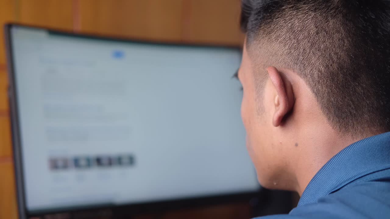 persona trabajando en la computadora