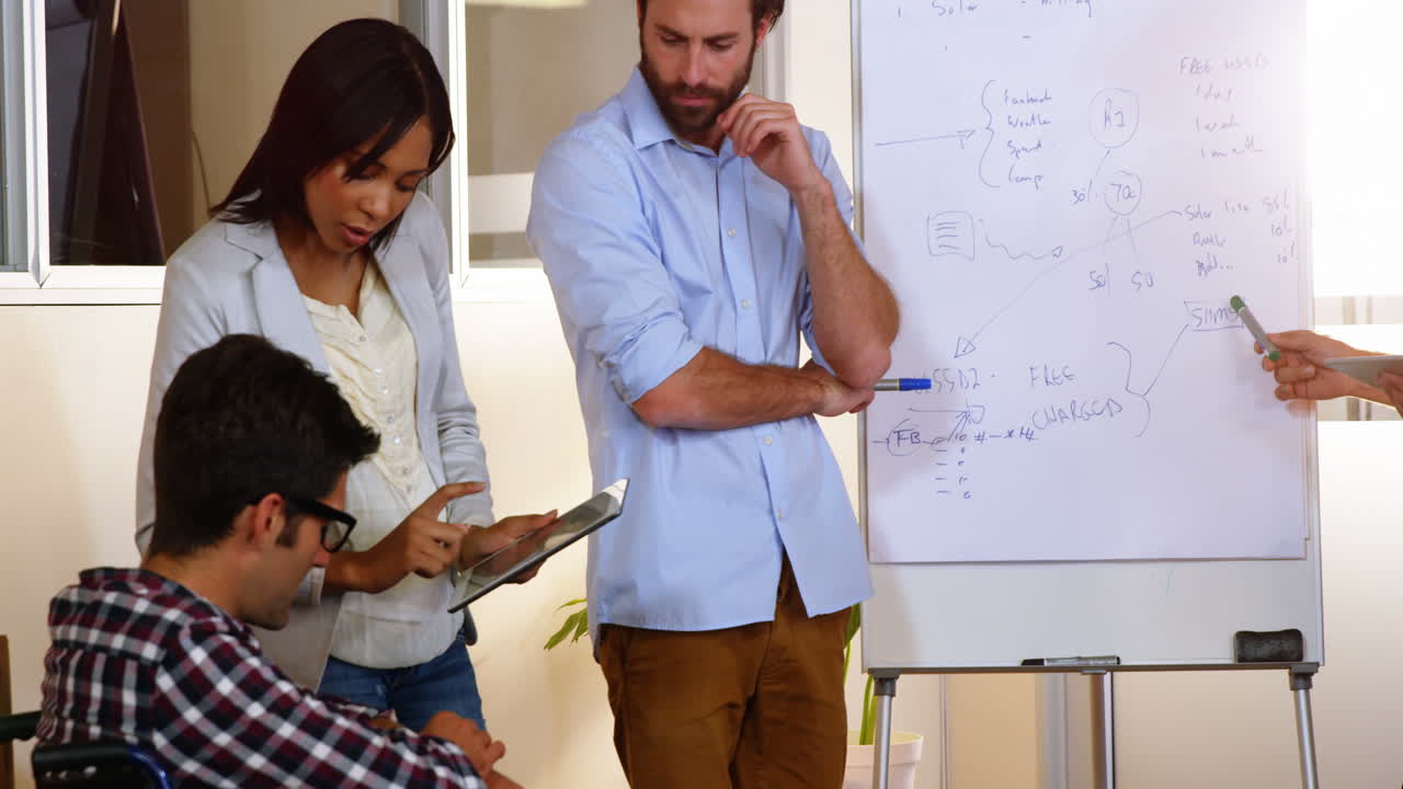 hombres de negocios discutiendo sobre una tableta digital