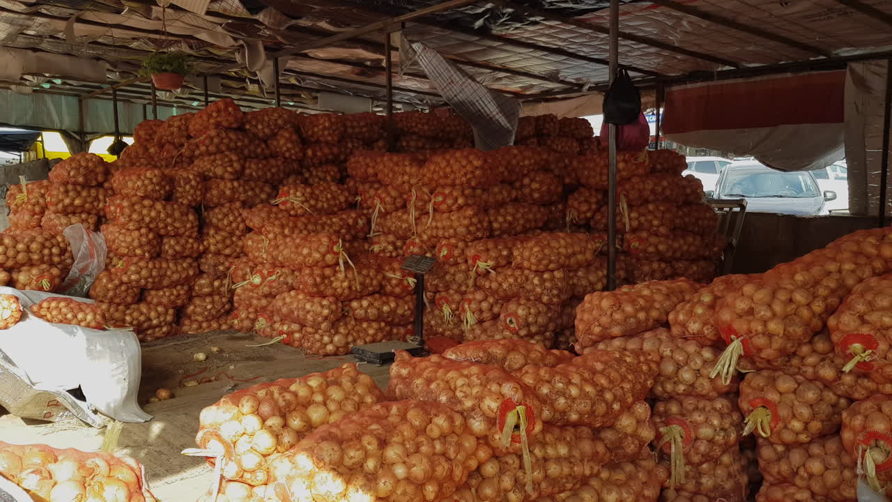 Stapel Zwiebelsäcke auf dem Großmarkt, Konzept des ökologischen Landbaus