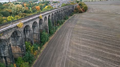 Drohnenaufnahmen-Des-Wunderbaren-Penistone-Bahnhofs-Und-Des-Viadukts-In-Der-Nähe-Von-Barnsley,-South-Yorkshire