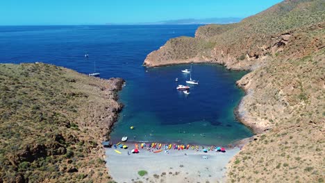 Luftaufnahme-Von-Kajakfahrern-Am-Strand-Von-Cala-Cerrada-Im-Süden-Spaniens