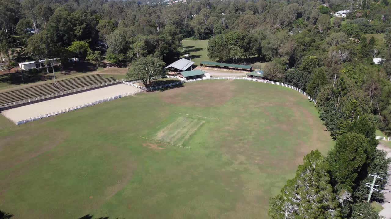 오스트레일리아 시골 에 있는 전시장 의 공중 풍경 은 그 위 를 날아다니며 창고 와 창고 를 향하고 있다