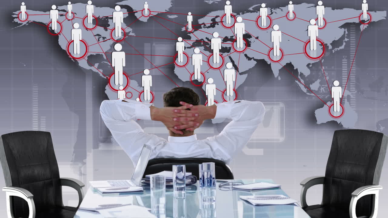 기술 인터페이스를 바라보는 사업가의 뒷면