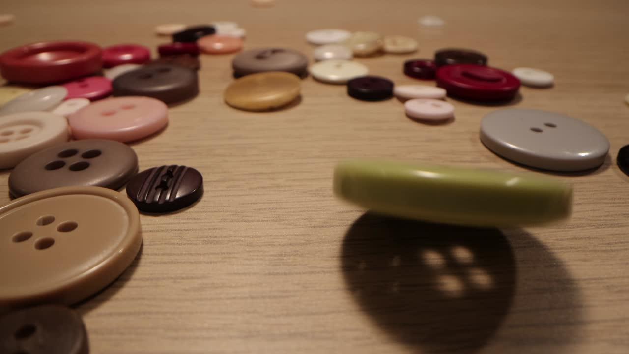 바느질을 위한 버튼: 테이블에서 바느질하는 버튼: 바느질과 바느질의 극심한 매크로 개념.