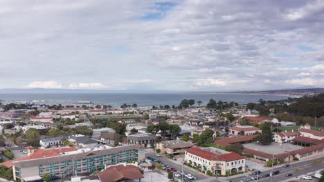 amplia toma aérea ascendente con vistas a la bahía de monterey desde el centro de monterey, california