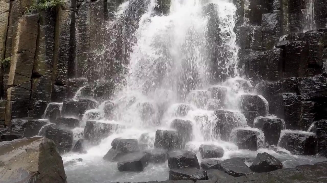 Potente cascata che si riversa su una formazione rocciosa di basalto scuro con acqua che scorre e paesaggio naturale aspro in un'attrazione panoramica in Messico