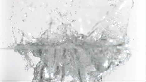 cubos de hielo cayendo en movimiento súper lento en el agua