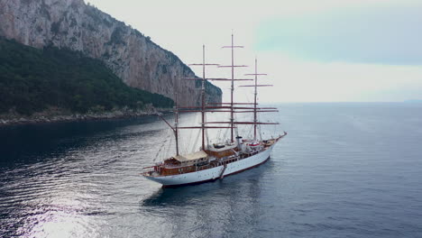 sailboat sailing in the ocean of capri