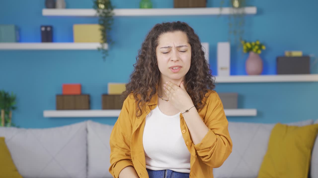 mujer joven con dolor de garganta.