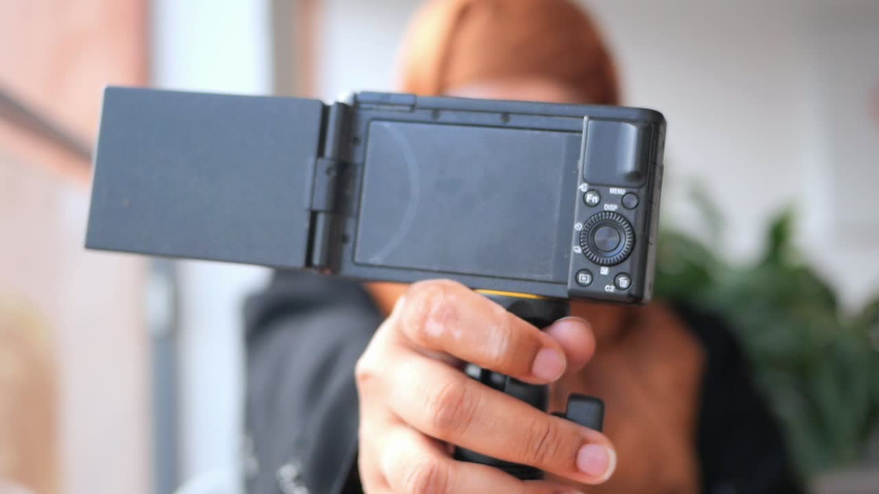 여성이 카메라로 비디오를 녹음하고 있습니다.