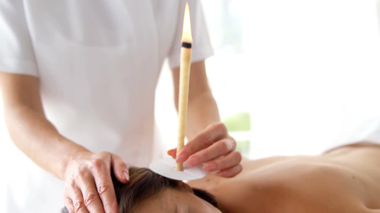 치료사가 환자를 돌보고 있습니다.