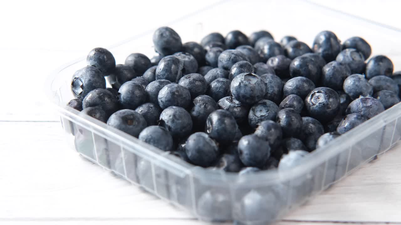 플라스틱 용기에 담긴 신선한 블루베리