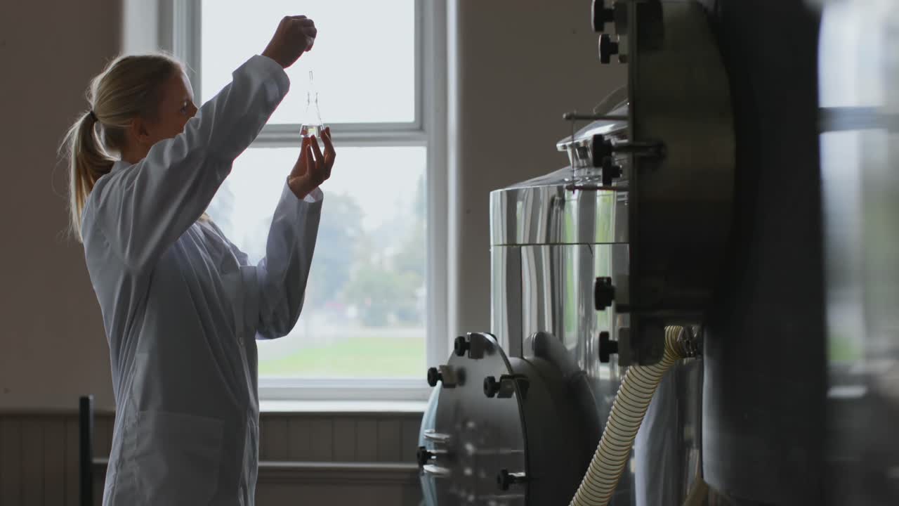 trabajadora que trabaja en una fábrica de destilería 4k