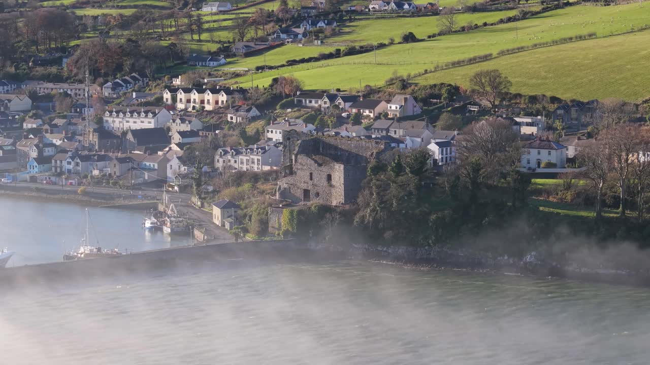 el castillo de carlingford con vistas al puerto y las casas pintorescas en la ciudad de carlingford, irlanda