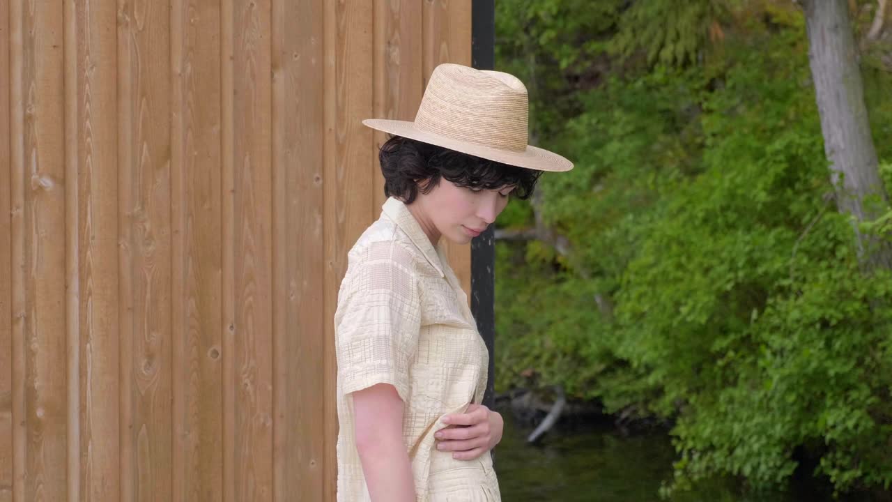 패션 촬영을 위해 포즈를 취하는 젊은 성인 여성의 초상화