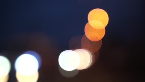 carretera nocturna con coches en la abstracción. las luces de los coches que se aproximan están borrosas. 4k movimiento lento